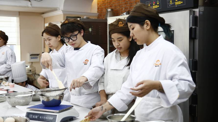 江苏宿城靠谱面包烘焙学校推荐，学实用技能上手烘焙