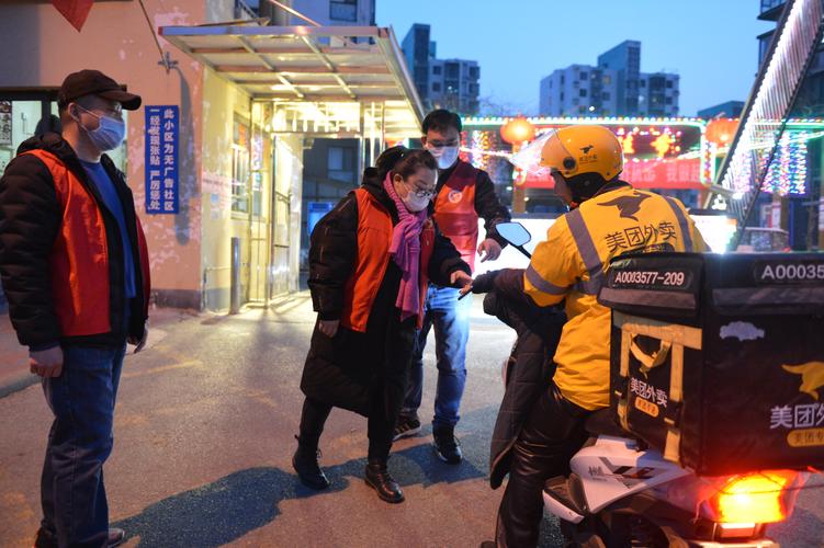 除夕夜成都多部门坚守抗疫一线 守护居民安全与团圆