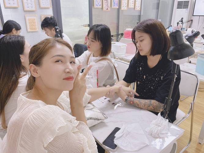 威海环翠找靠谱美甲美睫纹绣培训学校，看这5家学费多少